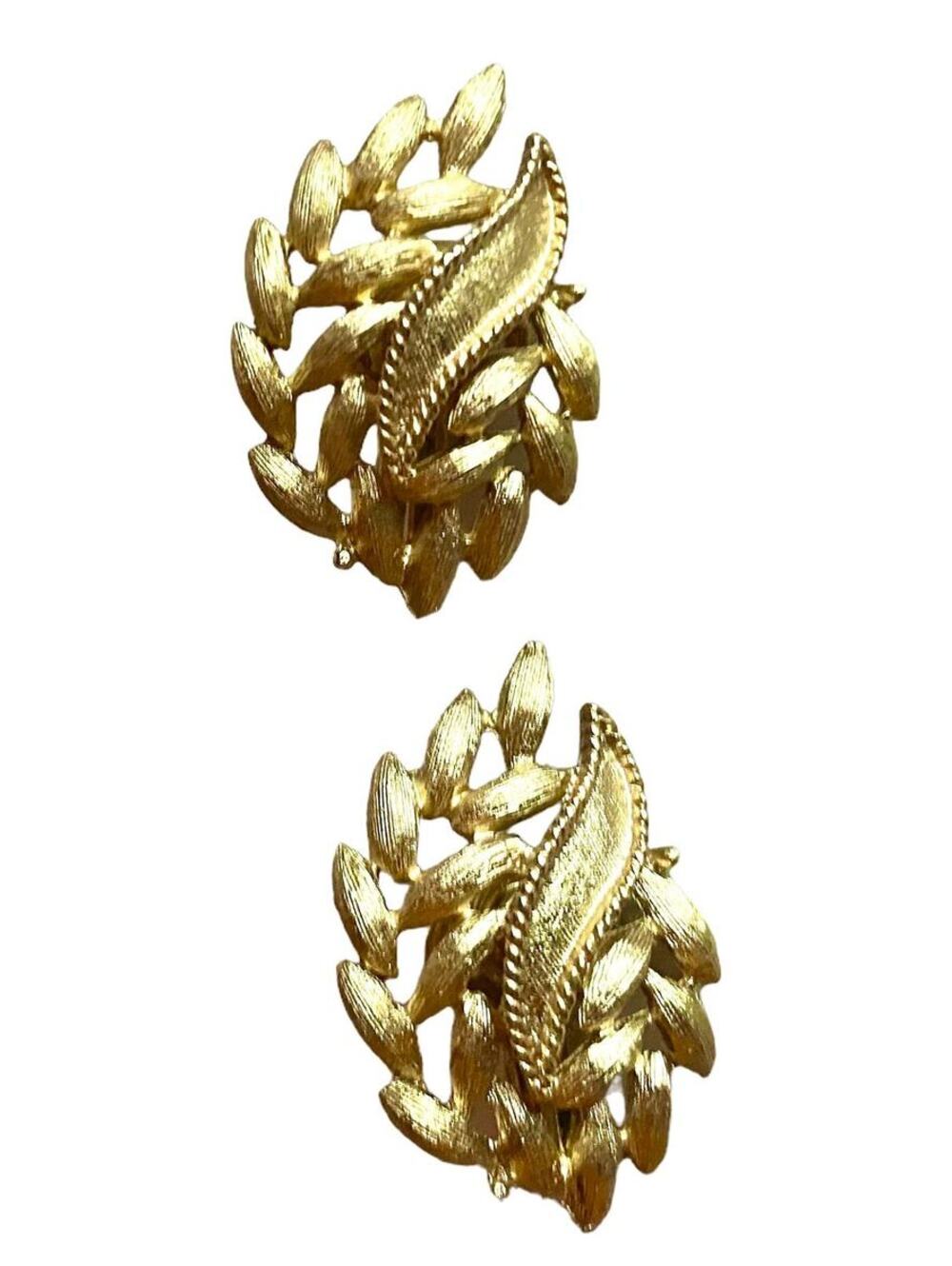 Brushed Gold Plated Trifari Ribbed Wheat Chaff Leaf Floral Clip Earring RR29